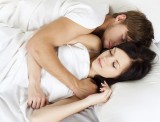 colle-serre-dos-a-dos-votre-position-au-lit-en-dit-beaucoup-sur-votre-couple